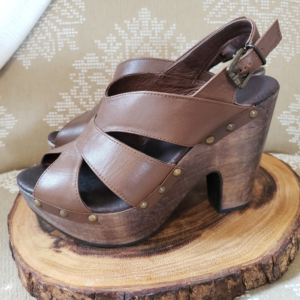 LEATHER CHUNKY WOOD PLATFORM STUDDED SANDALS